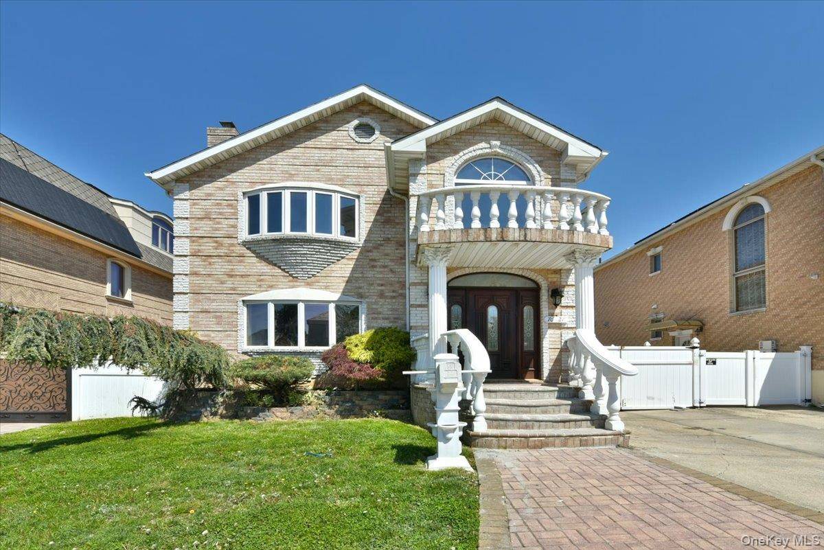 5 Bedroom Home for Sale in Fresh Meadows - New York - USA - 1