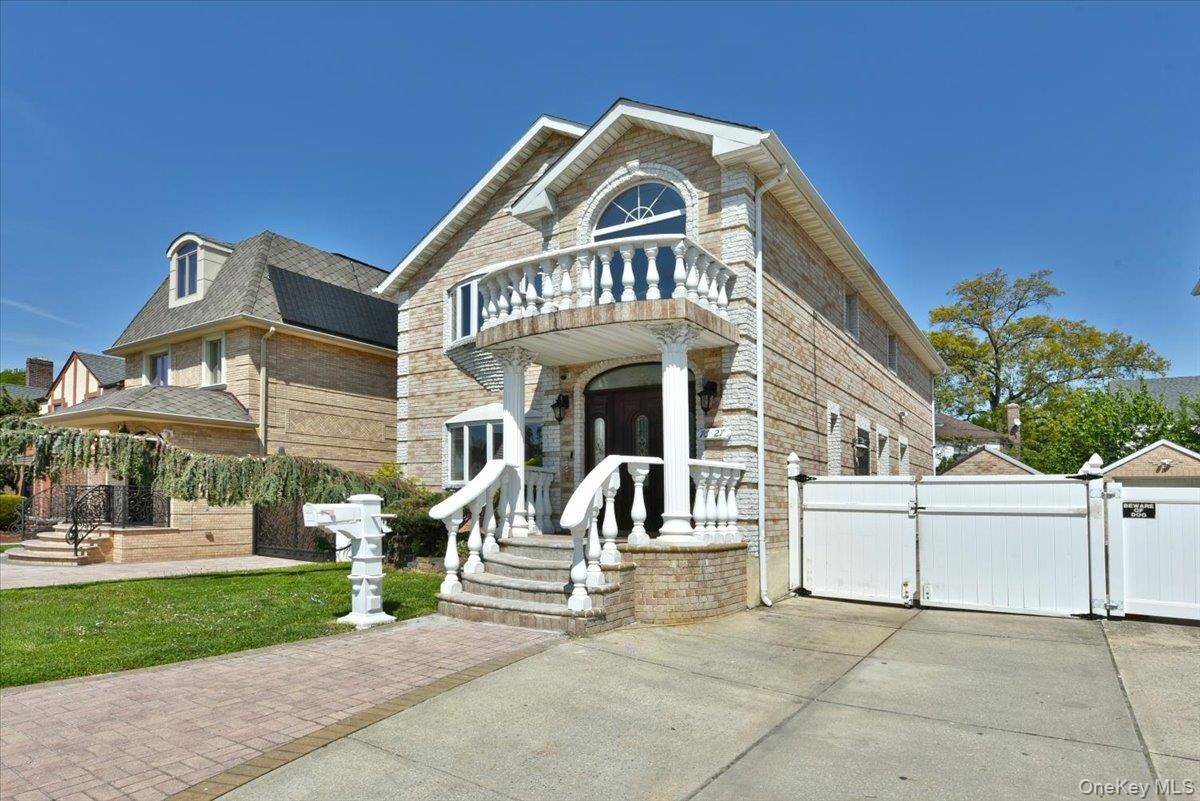 5 Bedroom Home for Sale in Fresh Meadows - New York - USA - 2