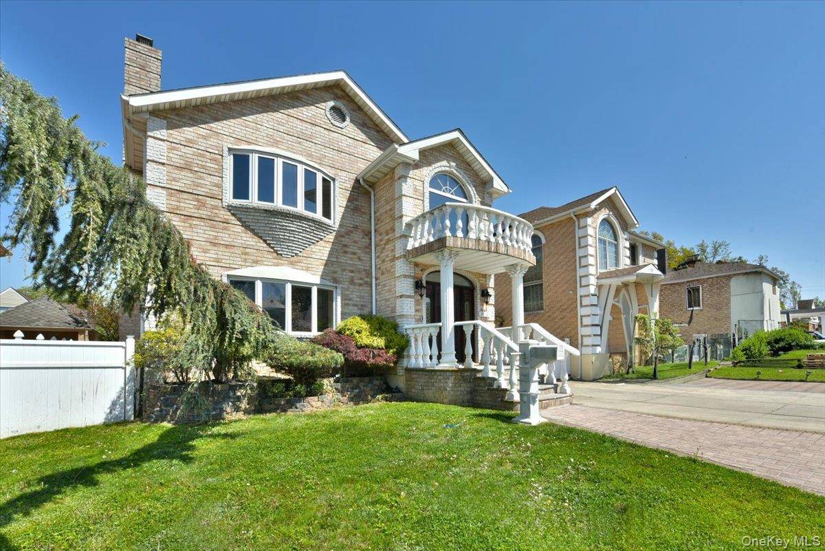 5 Bedroom Home for Sale in Fresh Meadows - New York - USA - 3