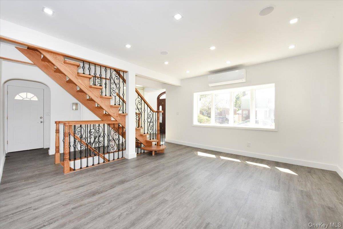 5 Bedroom Home for Sale in Fresh Meadows - New York - USA - 6