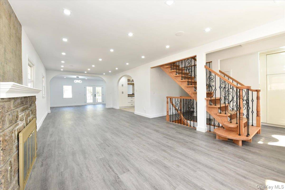 5 Bedroom Home for Sale in Fresh Meadows - New York - USA - 7