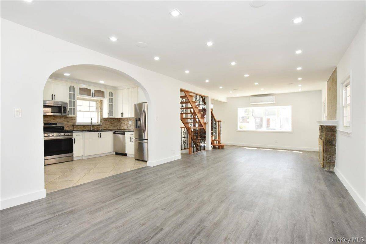 5 Bedroom Home for Sale in Fresh Meadows - New York - USA - 8