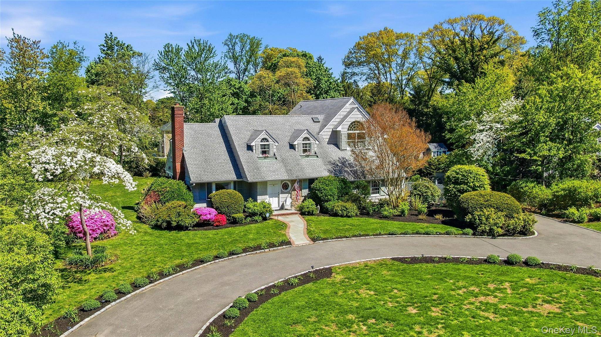 5 Bedroom Home for Sale in Glen Cove - New York - USA - 2