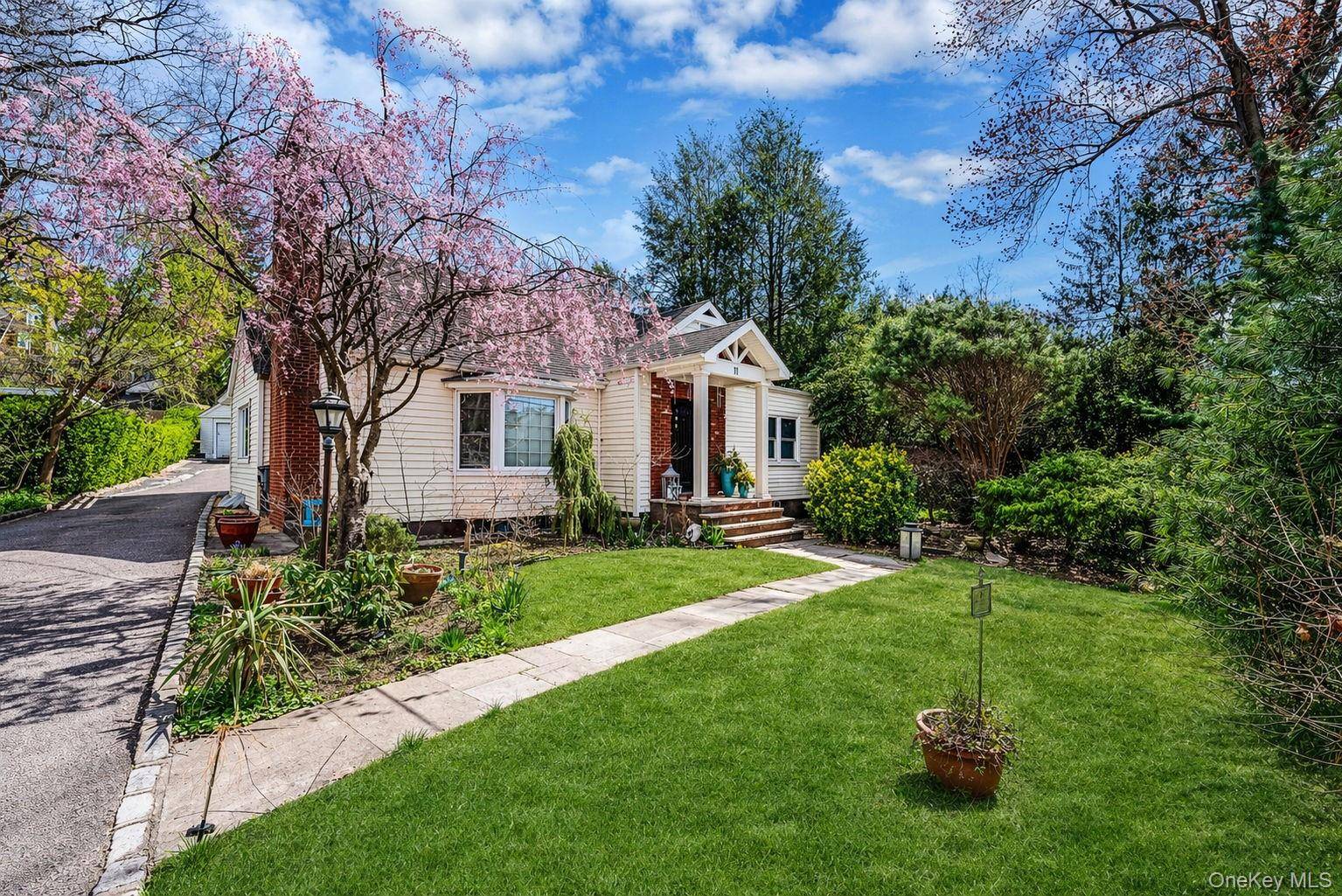 Casa de 5 Dormitorios en Venta en Glen Head, Nueva York, EE. UU. - 1