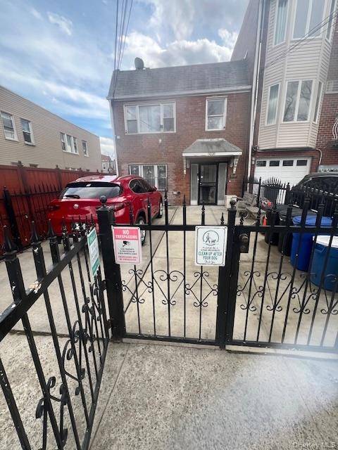 Casa com 5 Quartos à Venda em Glendale - Nova Iorque - EUA - 1