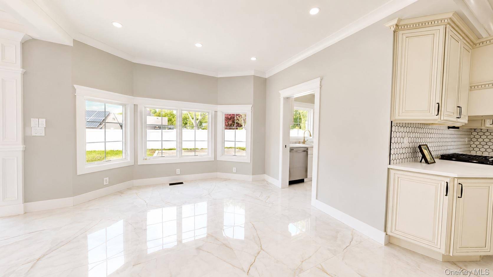 5 Bedroom Home for Sale in Hicksville - New York - USA - 7
