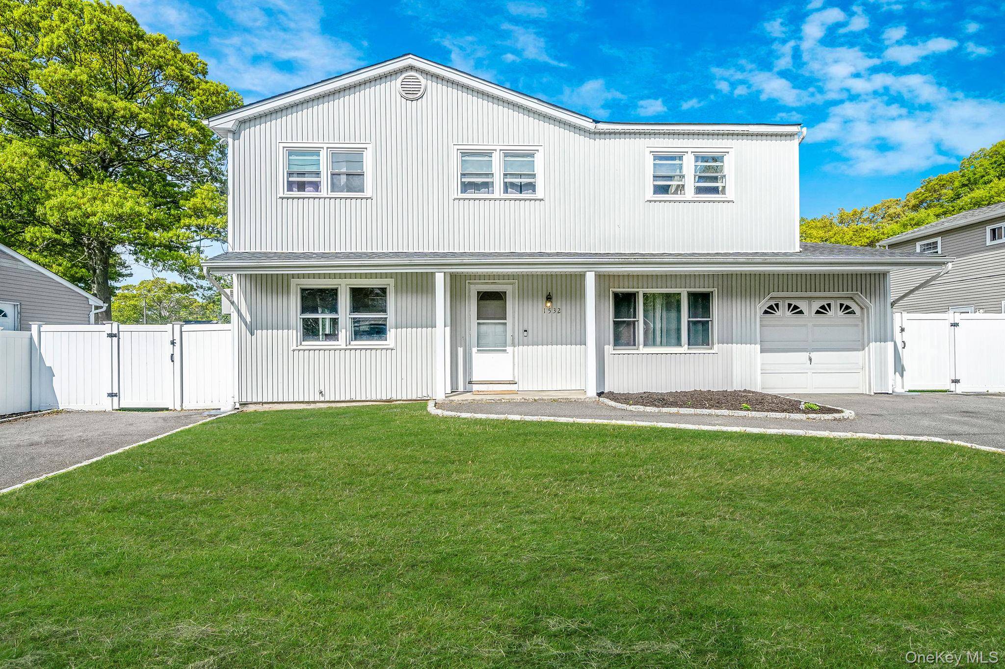Casa de 5 Dormitorios en Venta en Holbrook - Nueva York - EE. UU. - 1