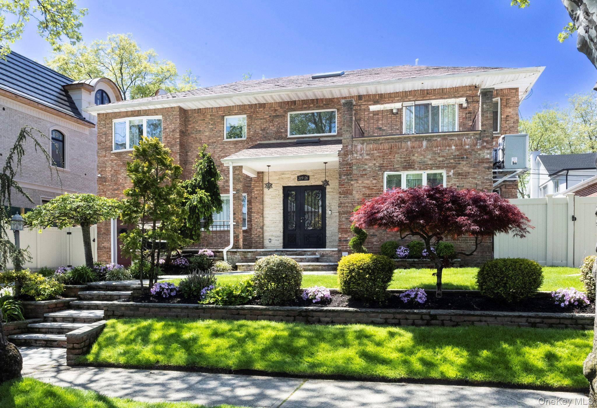 Casa de 5 Dormitorios en Venta en Hollis Hills - Nueva York - EE. UU. - 1
