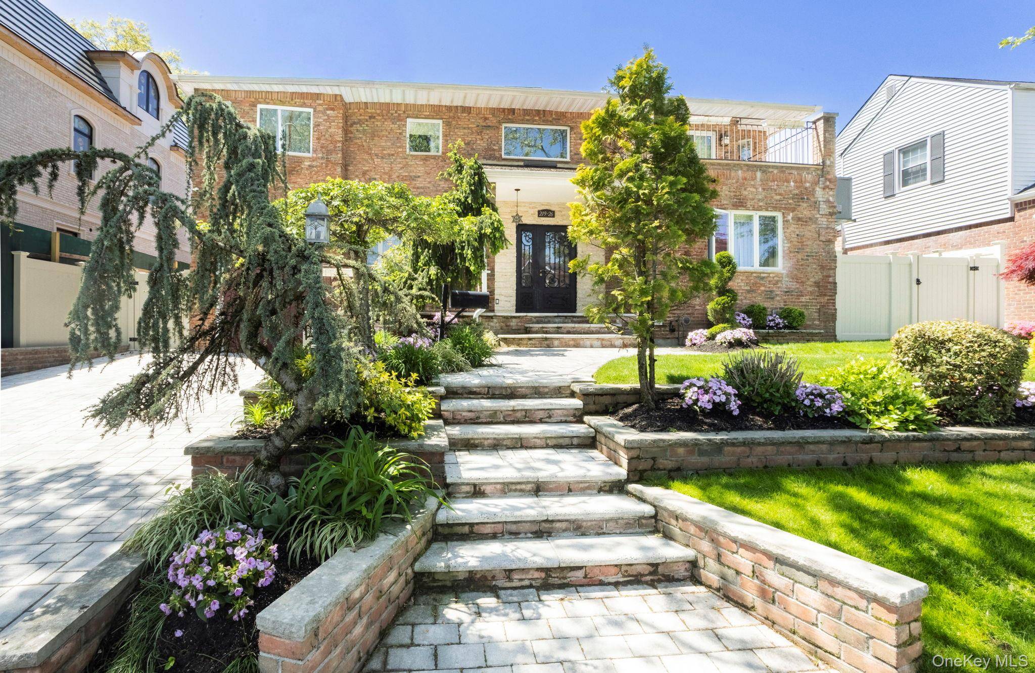 Casa de 5 Dormitorios en Venta en Hollis Hills - Nueva York - EE. UU. - 2