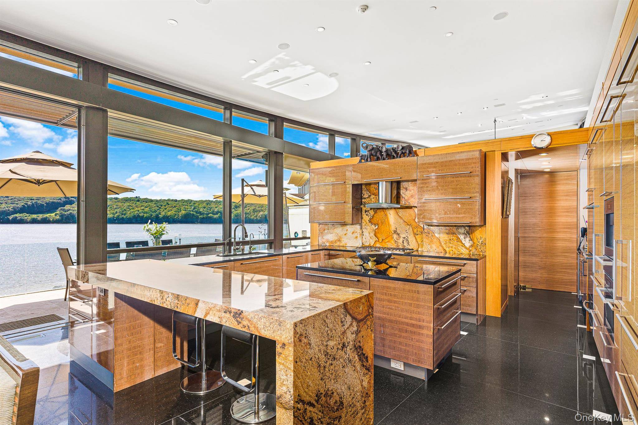 5 Bedroom Home for Sale in Hyde Park - NY - USA - 8