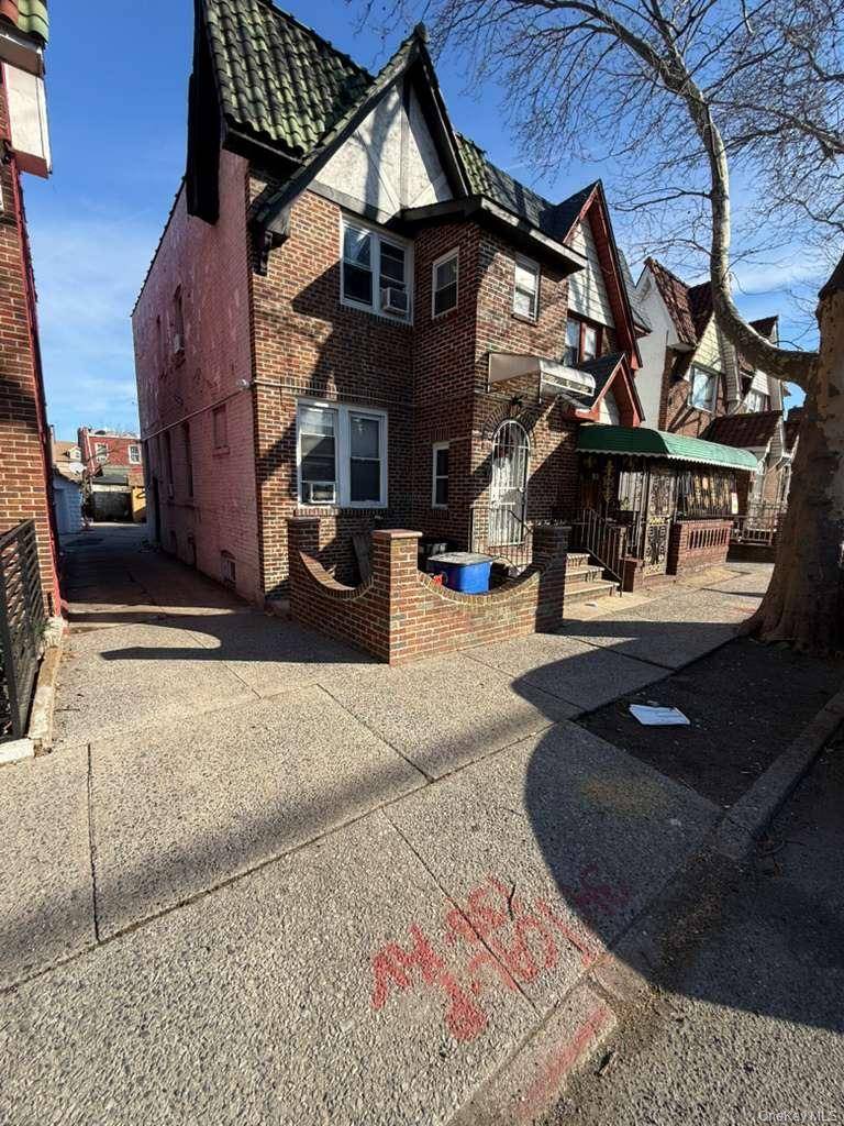 5 Bedroom Home for Sale in Jamaica - New York - USA - 1