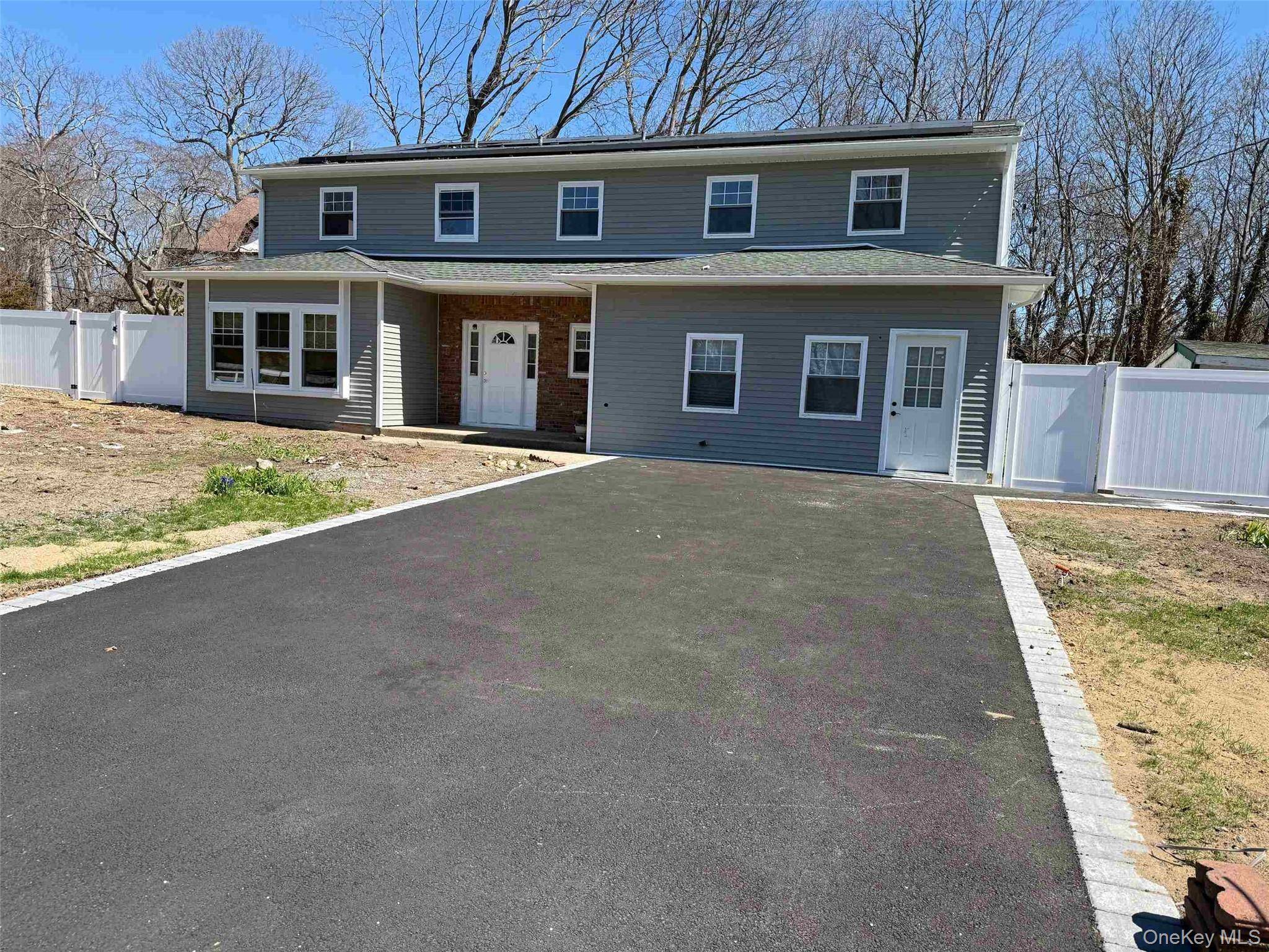 Casa de 5 Dormitorios en Venta en Lake Grove - Nueva York - EE. UU. - 1