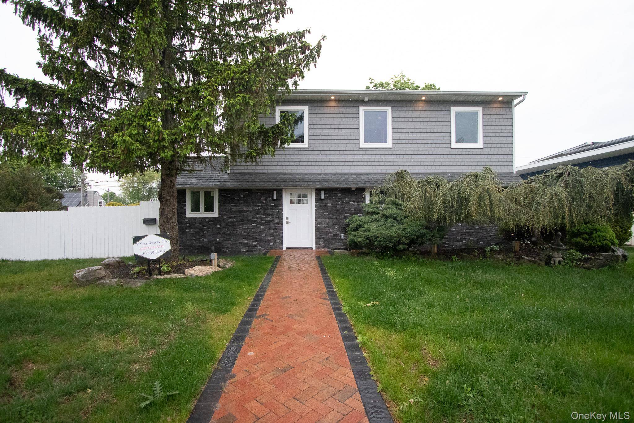 Casa com 5 Quartos à Venda em Levittown - Nova Iorque - EUA - 1
