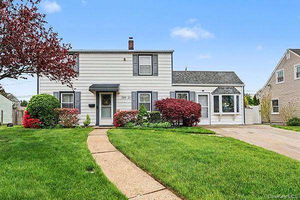 Casa de 5 Dormitorios en Venta en Levittown - Nueva York - EE. UU. - 1