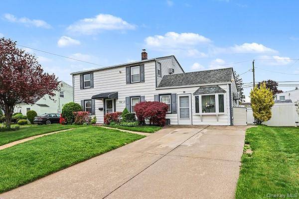Casa de 5 Dormitorios en Venta en Levittown - Nueva York - EE. UU. - 2