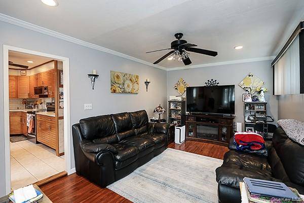 Casa de 5 Dormitorios en Venta en Levittown - Nueva York - EE. UU. - 5