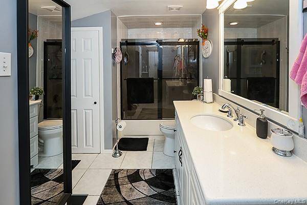 Casa de 5 Dormitorios en Venta en Levittown - Nueva York - EE. UU. - 7