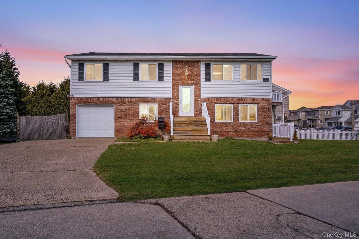 Casa com 5 Quartos à Venda em Lindenhurst - Nova Iorque - EUA - 1
