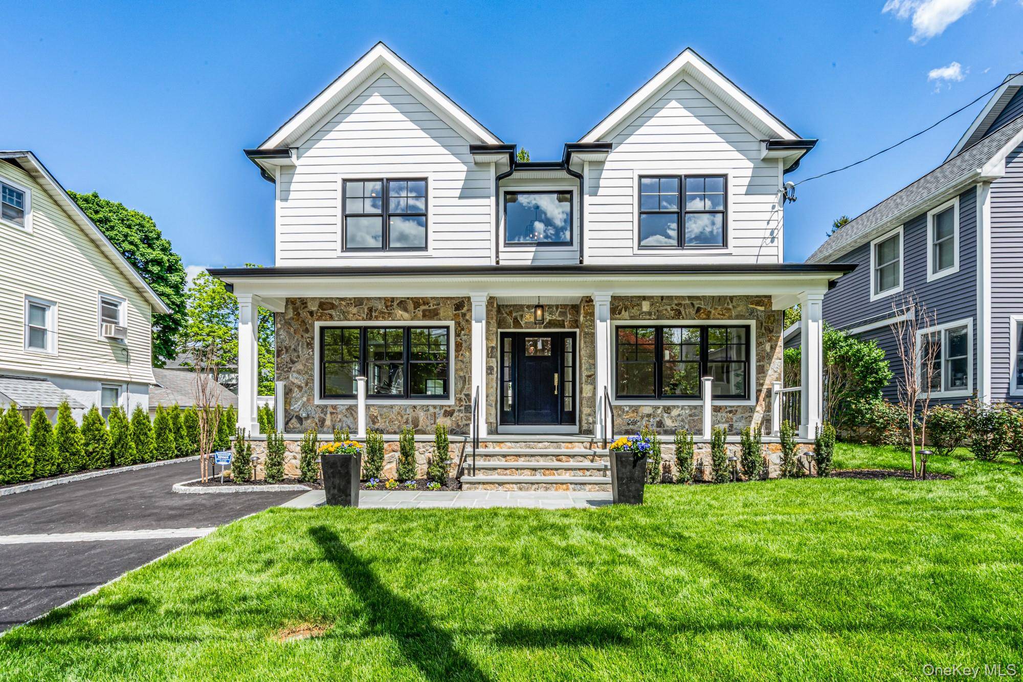 5 Bedroom Home for Sale in Manhasset - New York - USA - 1