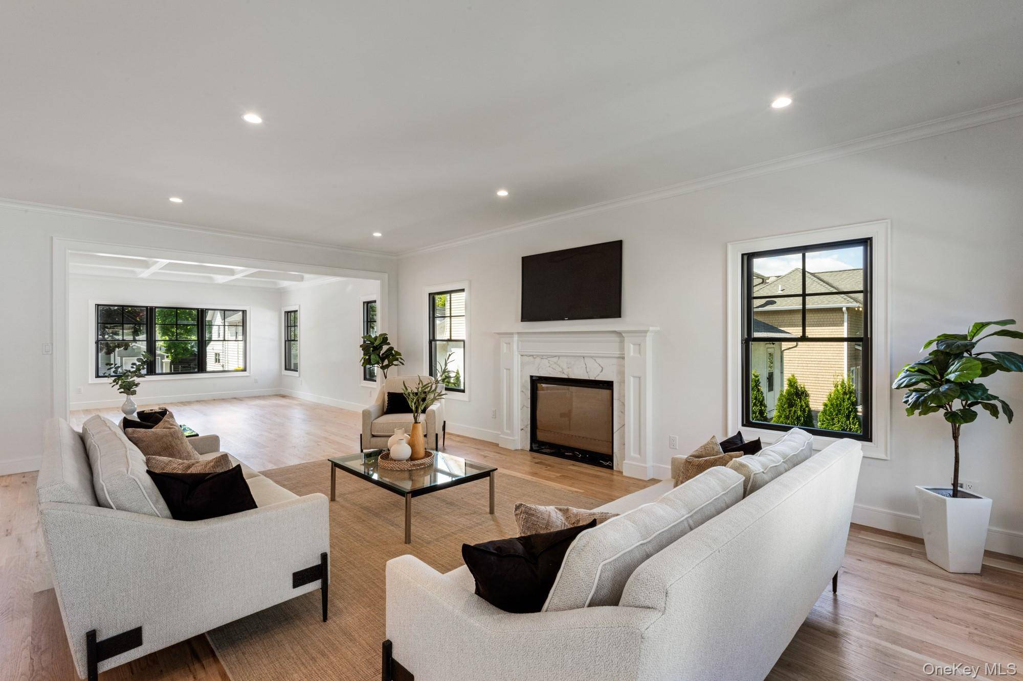 5 Bedroom Home for Sale in Manhasset - New York - USA - 2