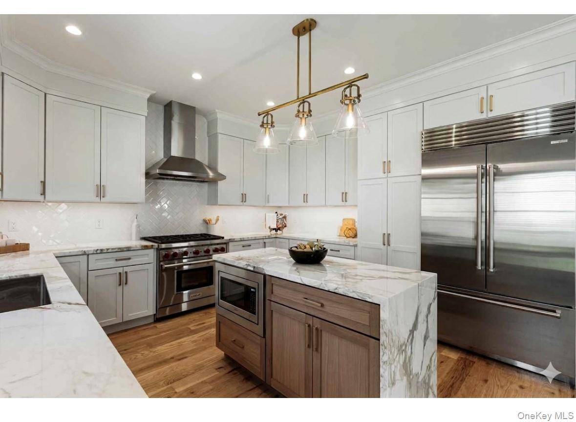 5 Bedroom Home for Sale in Manhasset - New York - USA - 4