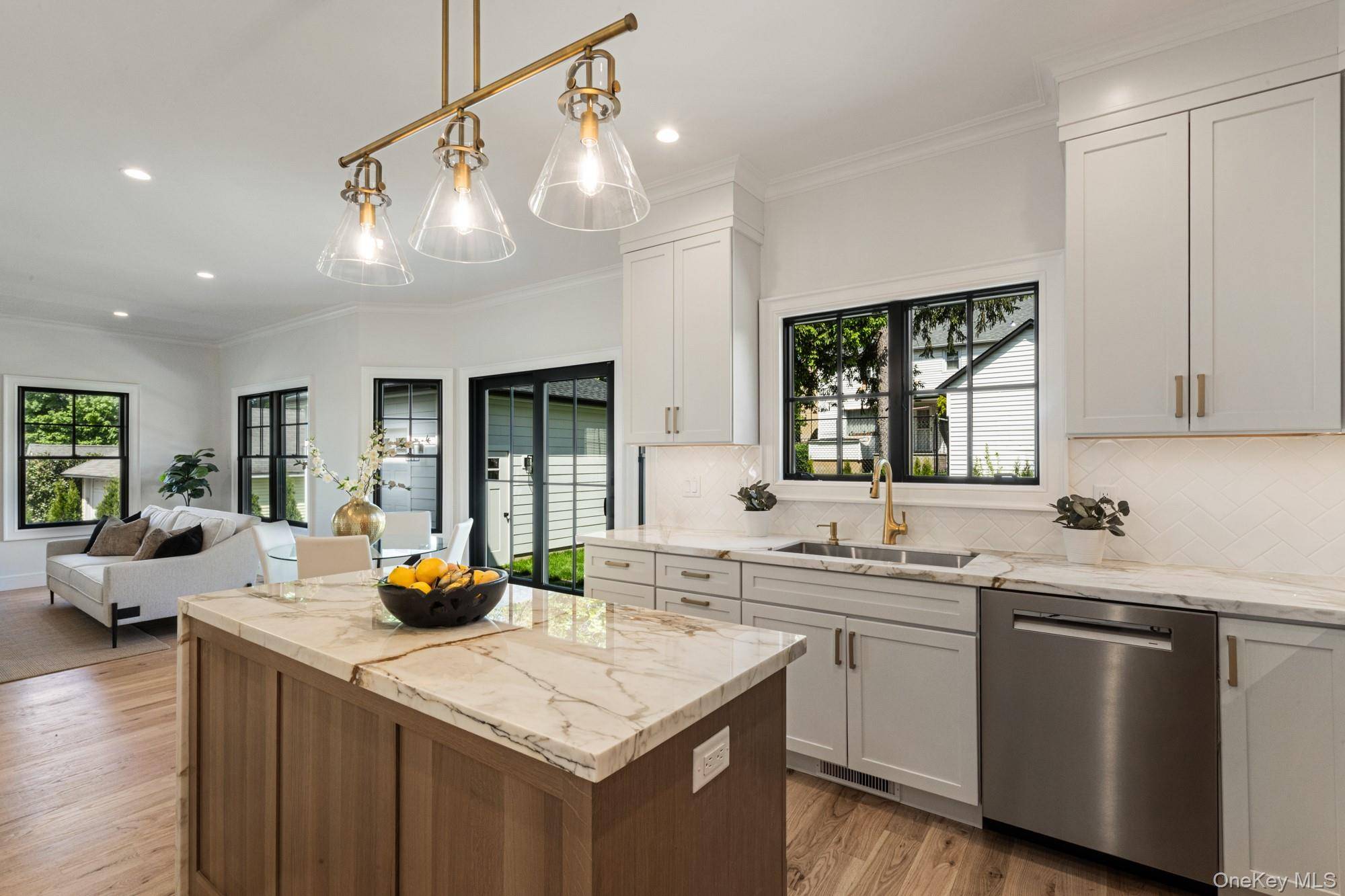 5 Bedroom Home for Sale in Manhasset - New York - USA - 6