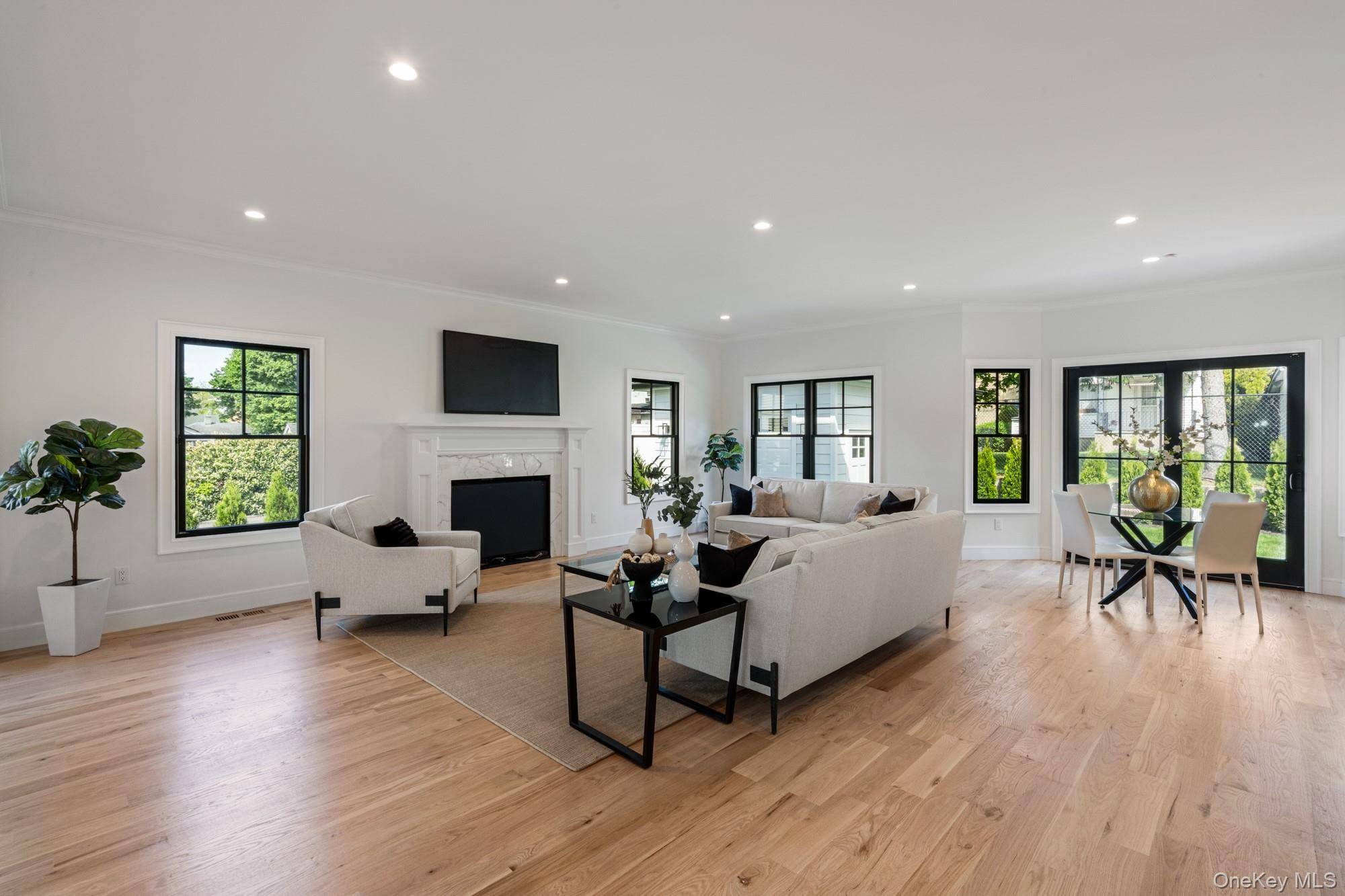 5 Bedroom Home for Sale in Manhasset - New York - USA - 7