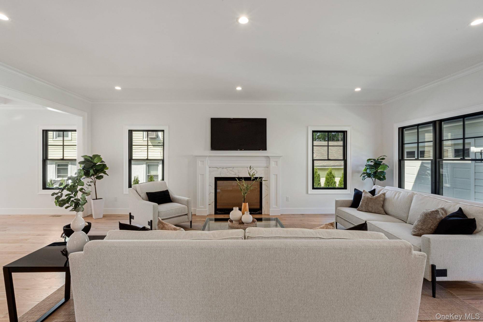 5 Bedroom Home for Sale in Manhasset - New York - USA - 8