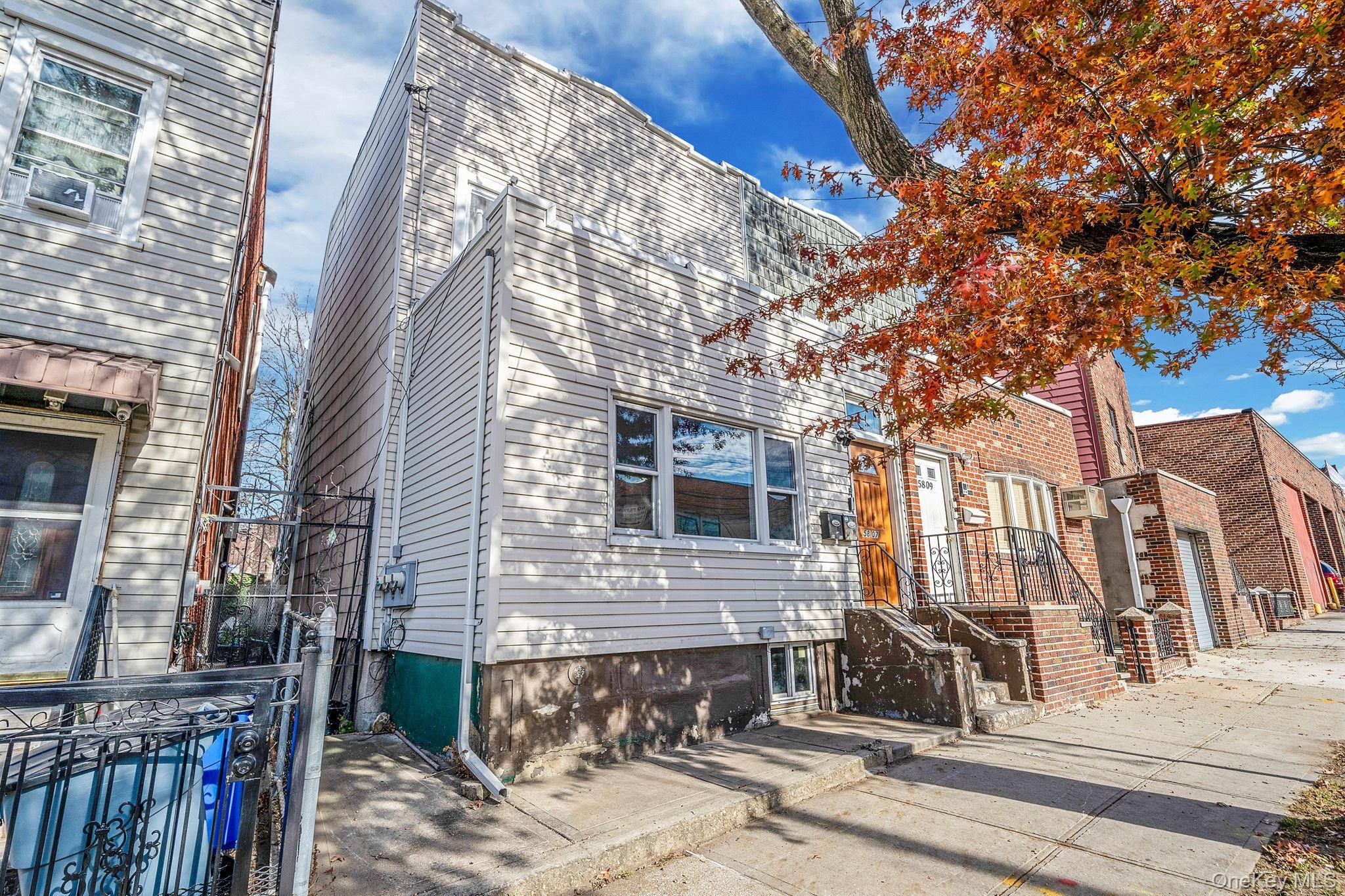 Casa com 5 Quartos à Venda em Maspeth - Nova Iorque - EUA - 2