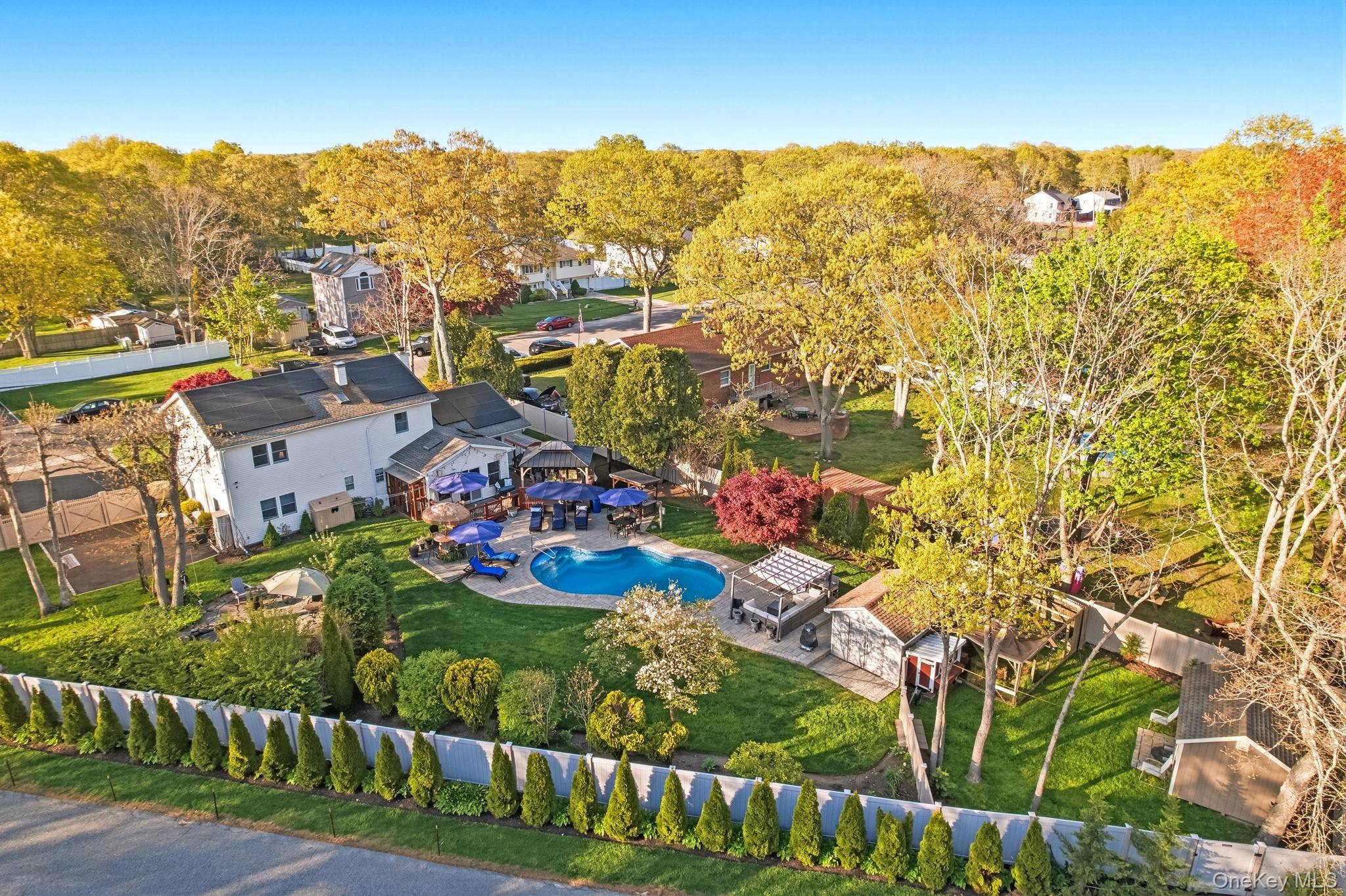 Casa com 5 Quartos à Venda em Mastic - Nova Iorque - EUA - 2