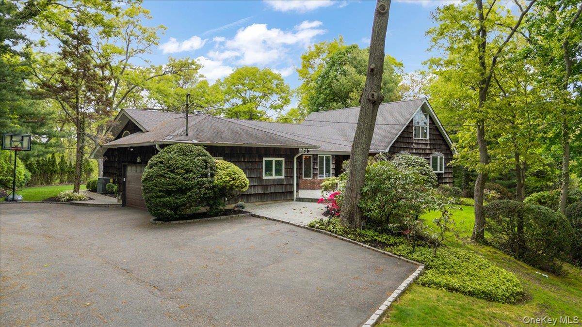 5 Bedroom Home for Sale in Melville - New York - USA - 1