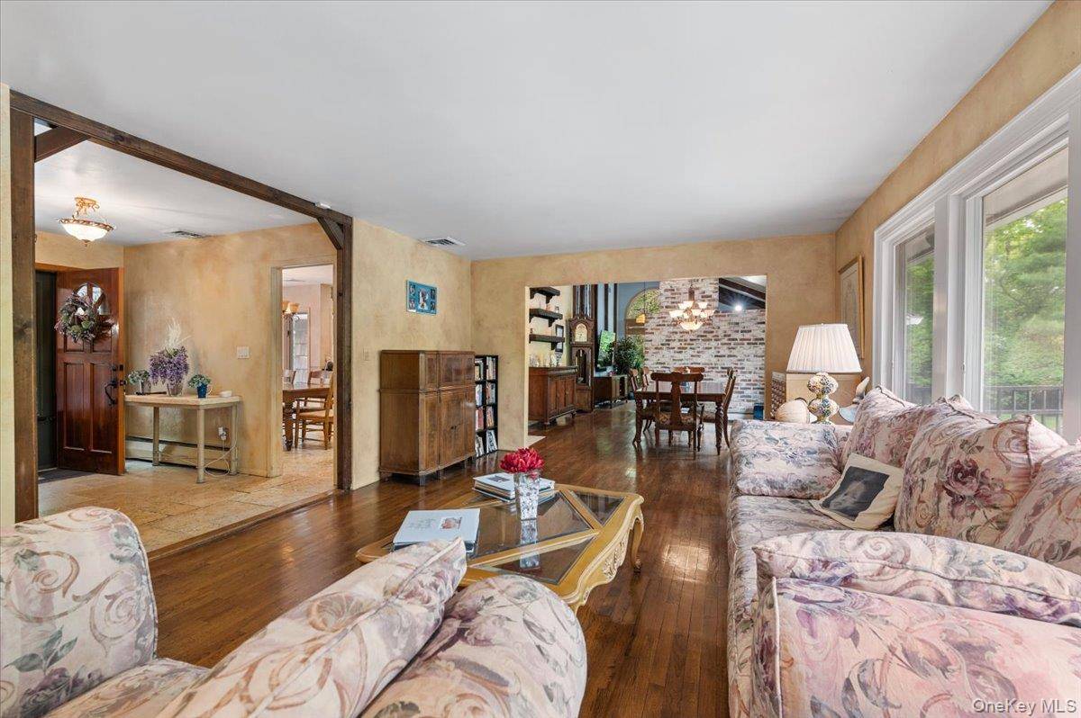 5 Bedroom Home for Sale in Melville - New York - USA - 4