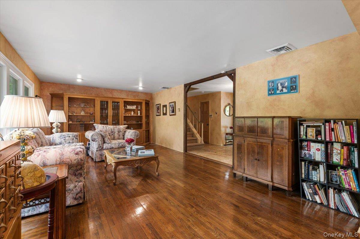 5 Bedroom Home for Sale in Melville - New York - USA - 5