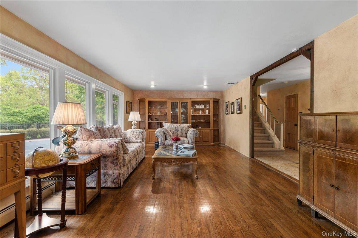 5 Bedroom Home for Sale in Melville - New York - USA - 6