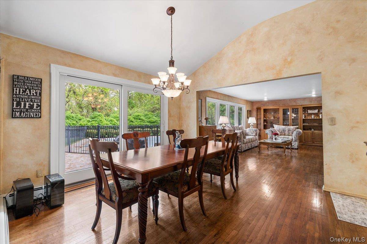 5 Bedroom Home for Sale in Melville - New York - USA - 8