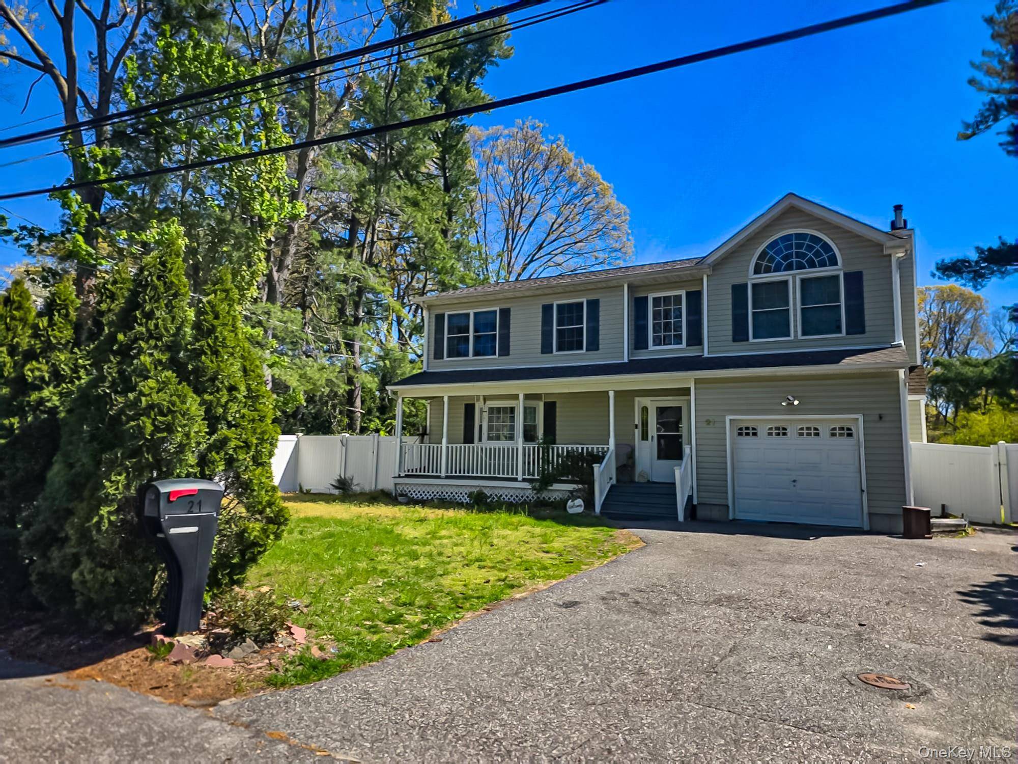 5 Bedroom Home for Sale in Middle Island - New York - USA - 1