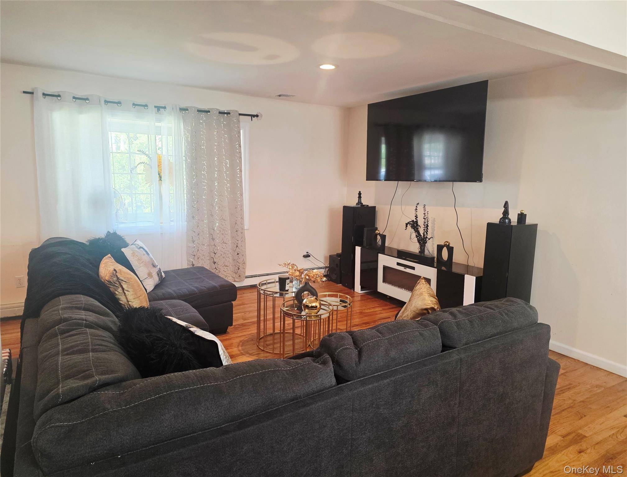 5 Bedroom Home for Sale in Middle Island - New York - USA - 5