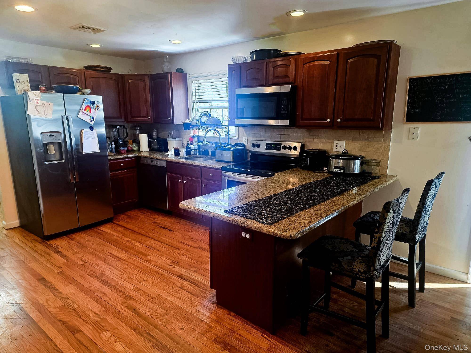 5 Bedroom Home for Sale in Middle Island - New York - USA - 7