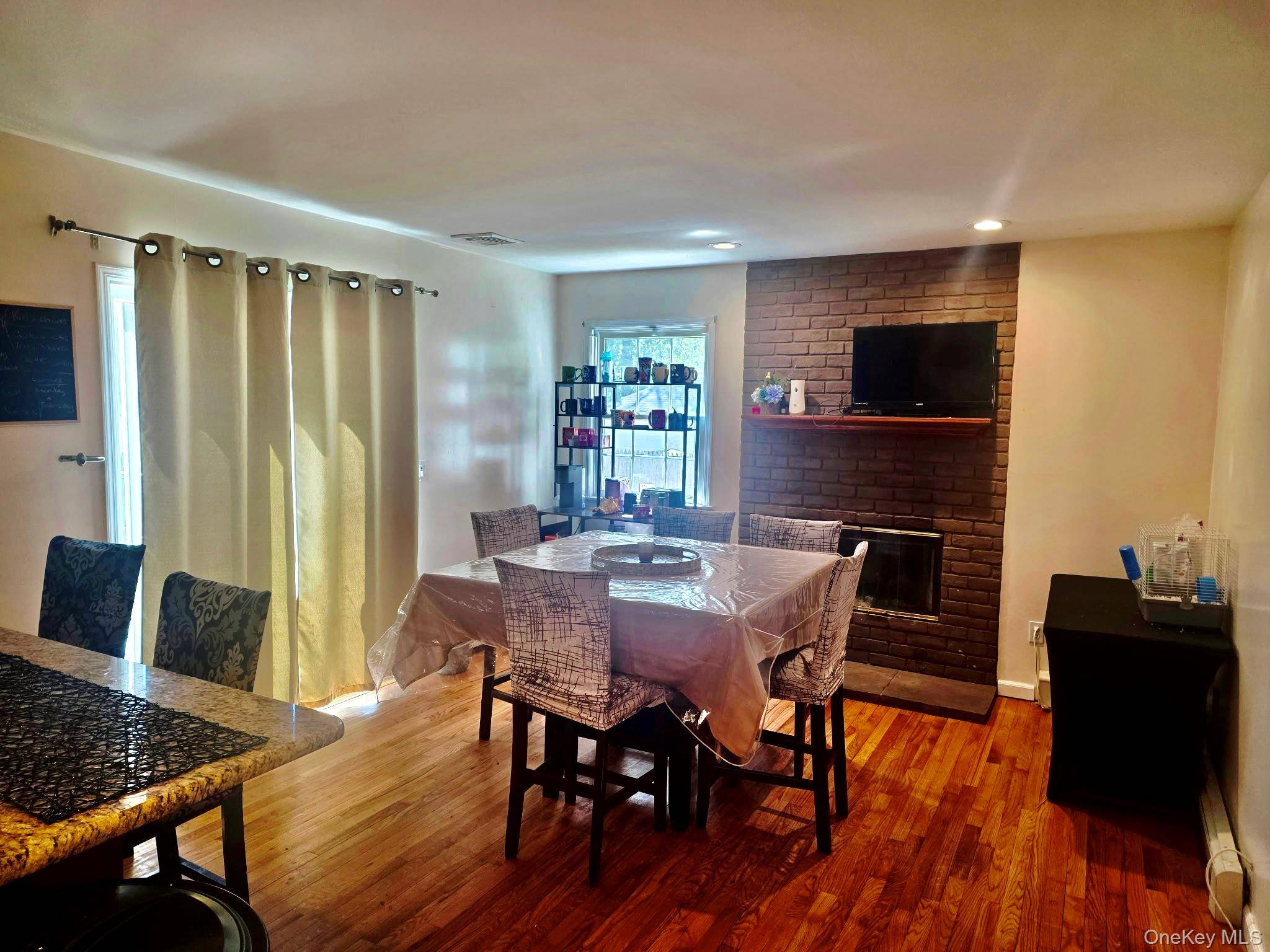 5 Bedroom Home for Sale in Middle Island - New York - USA - 8