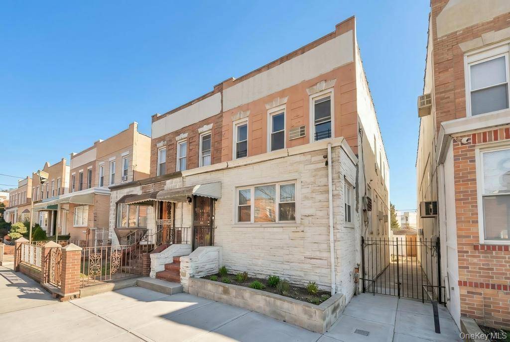 5 Bedroom Home for Sale in Middle Village - New York - USA - 1