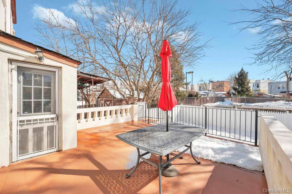 5 Bedroom Home for Sale in Middle Village - New York - USA - 6