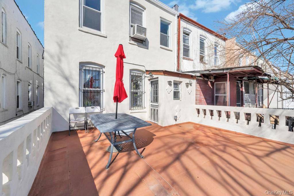 5 Bedroom Home for Sale in Middle Village - New York - USA - 7