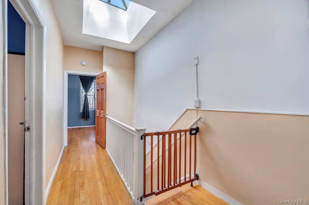 5 Bedroom Home for Sale in Middle Village - New York - USA - 8