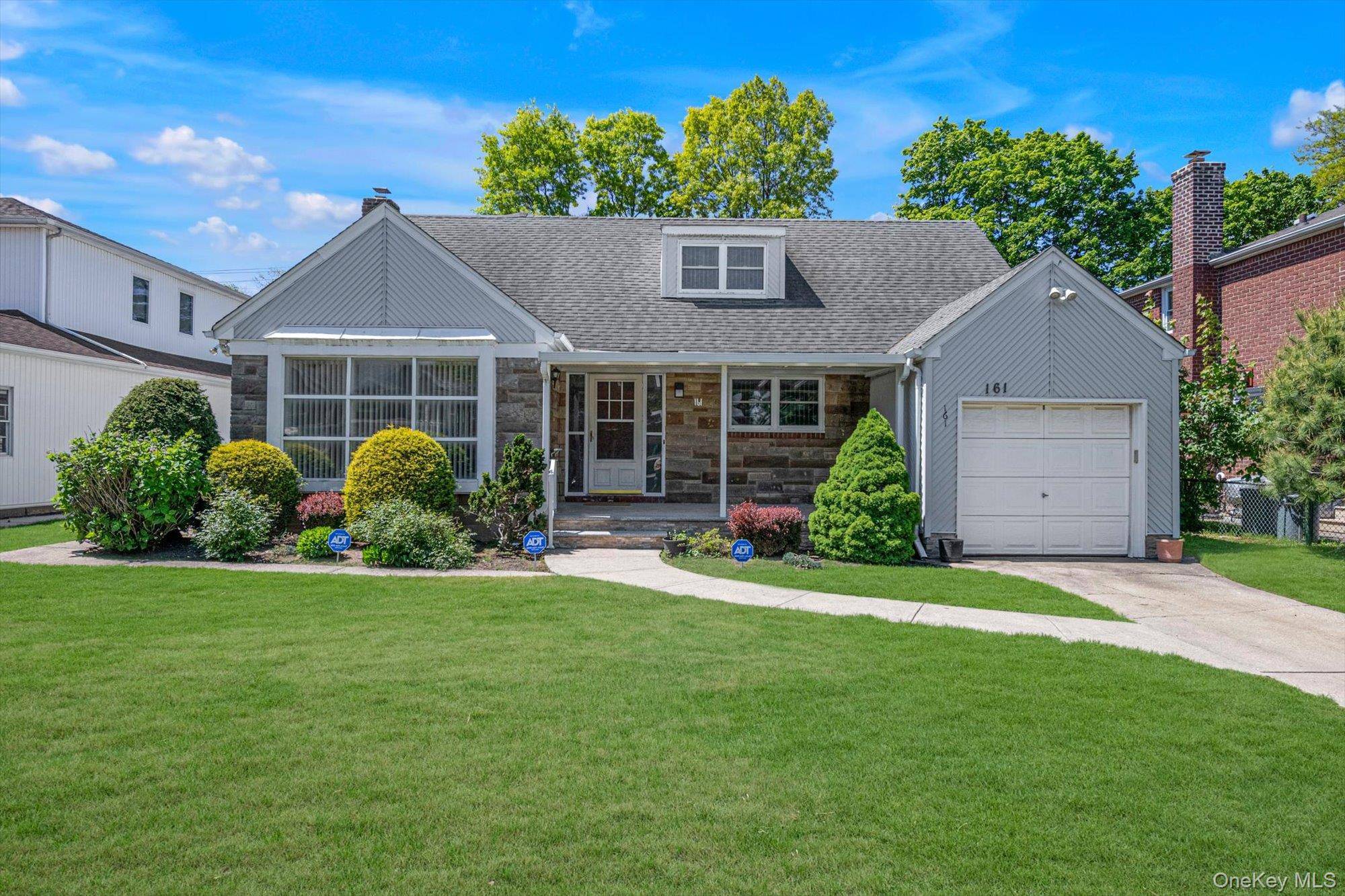 5 Bedroom Home for Sale in New Hyde Park - New York - USA - 1