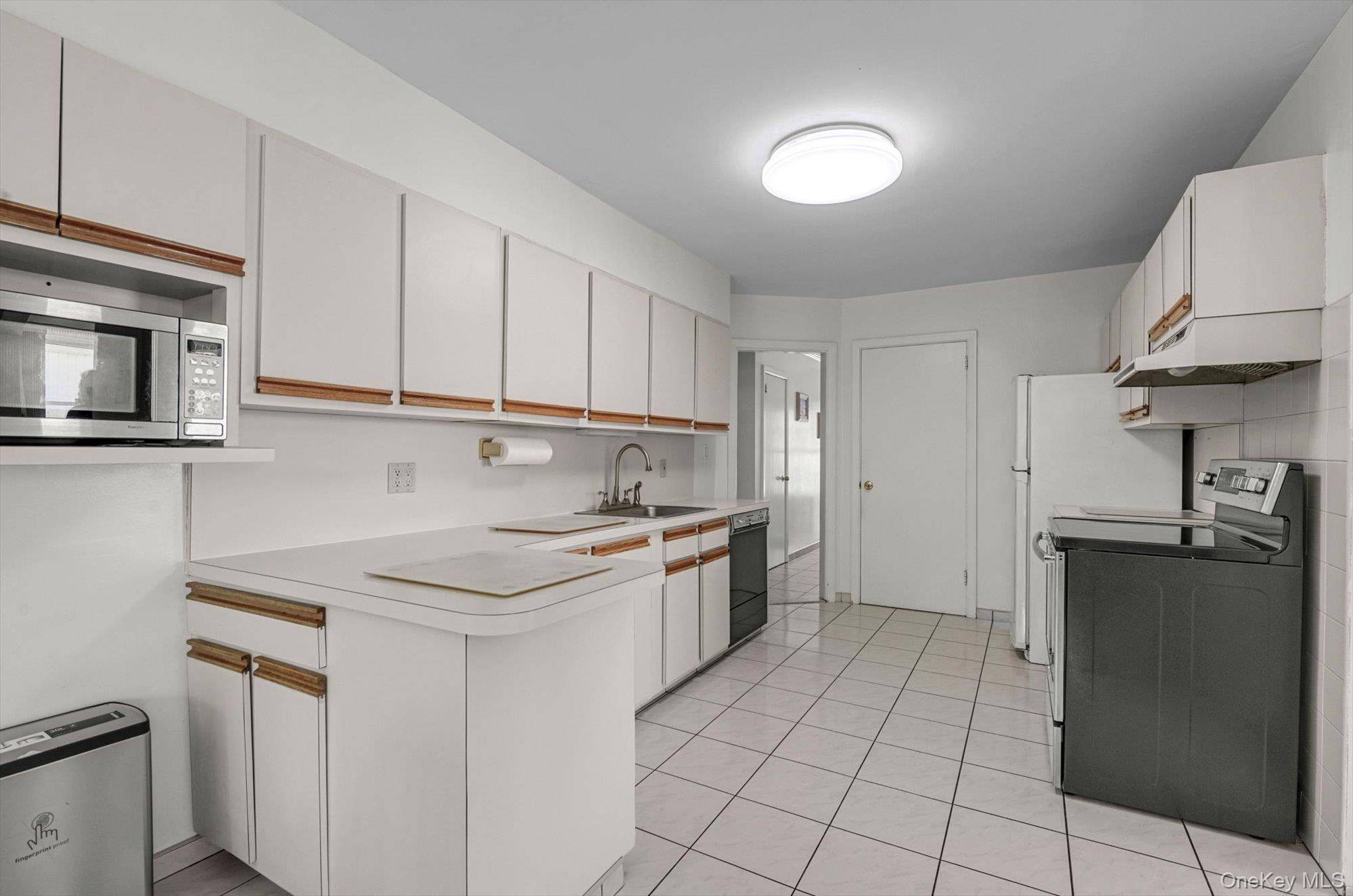 5 Bedroom Home for Sale in New Hyde Park - New York - USA - 6