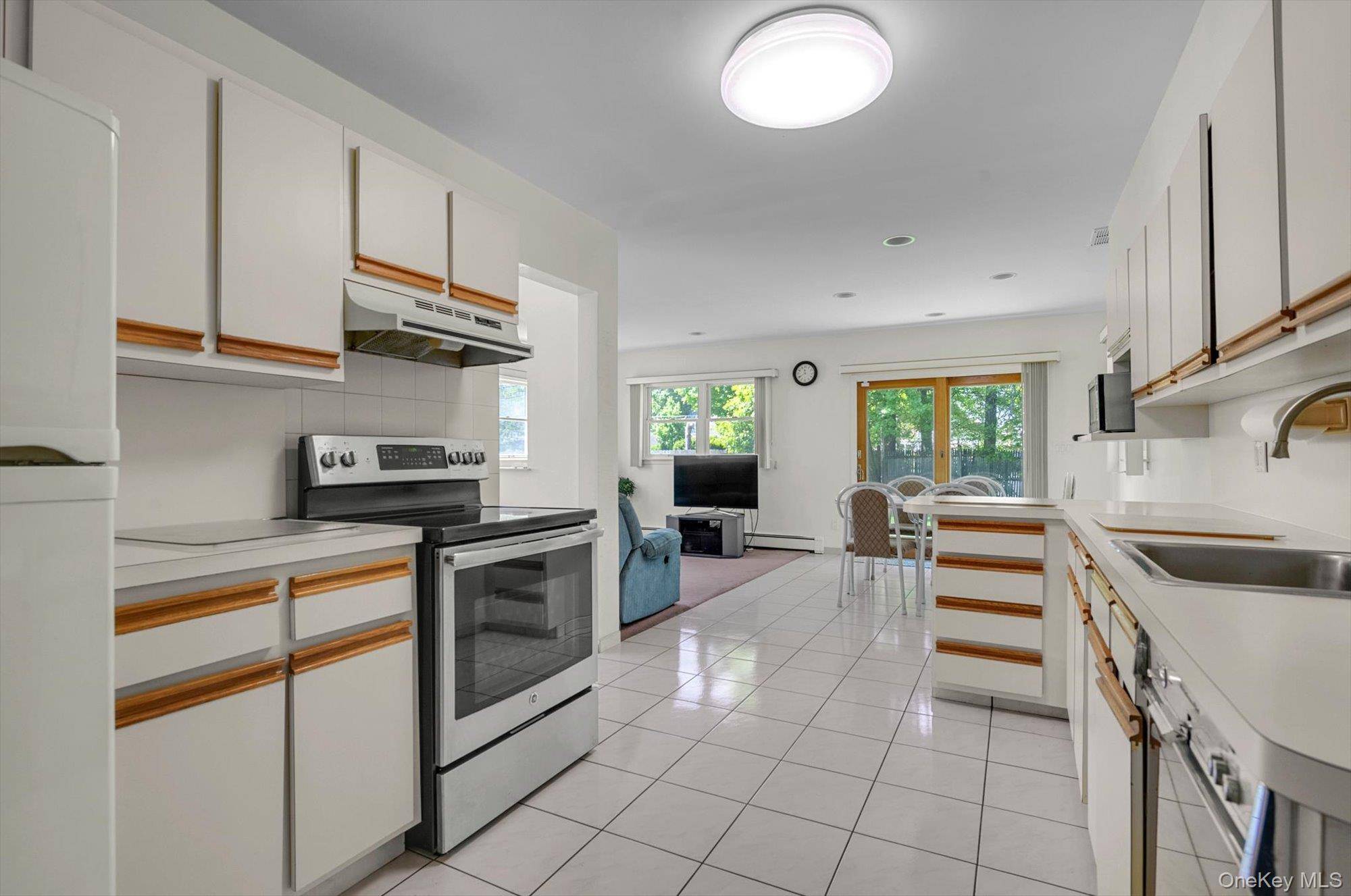 5 Bedroom Home for Sale in New Hyde Park - New York - USA - 7