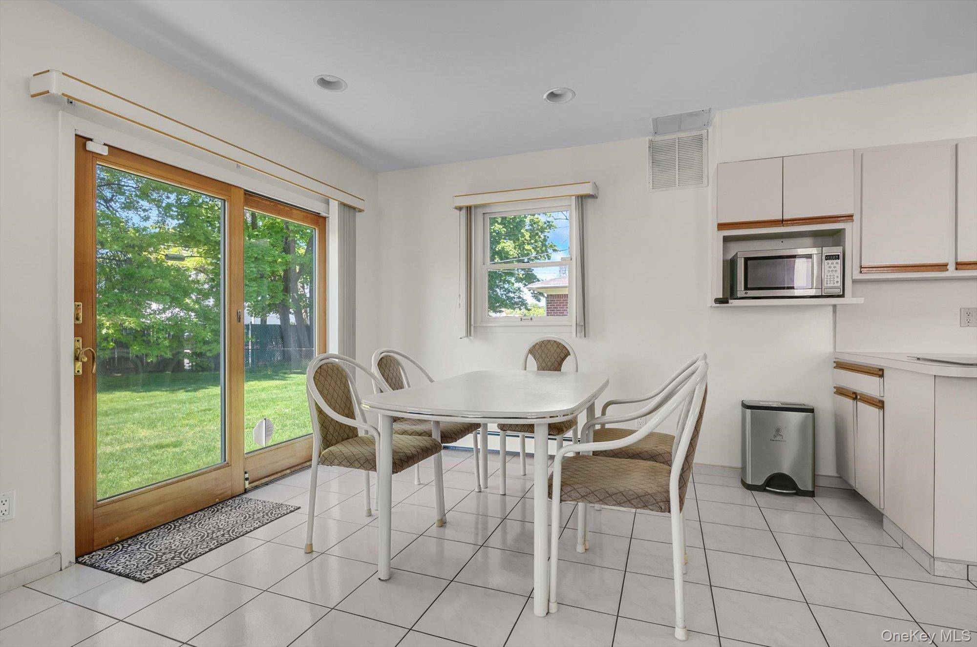 5 Bedroom Home for Sale in New Hyde Park - New York - USA - 8