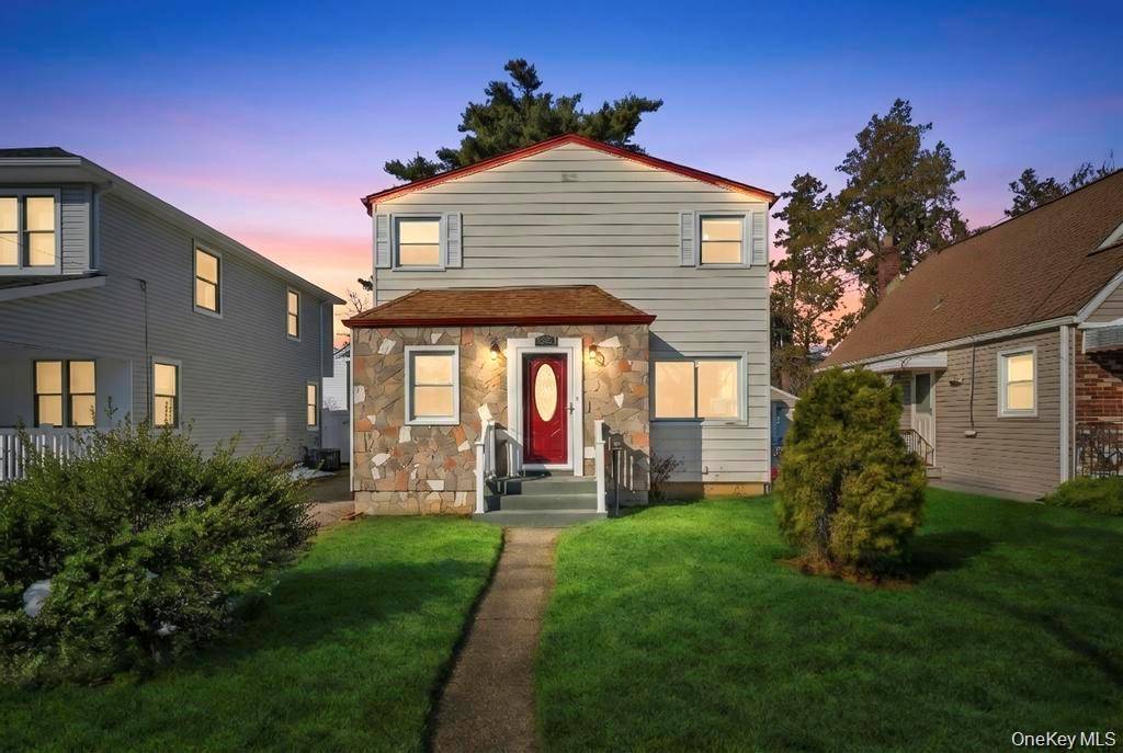 5 Bedroom Home for Sale in New Hyde Park - New York - USA - 1