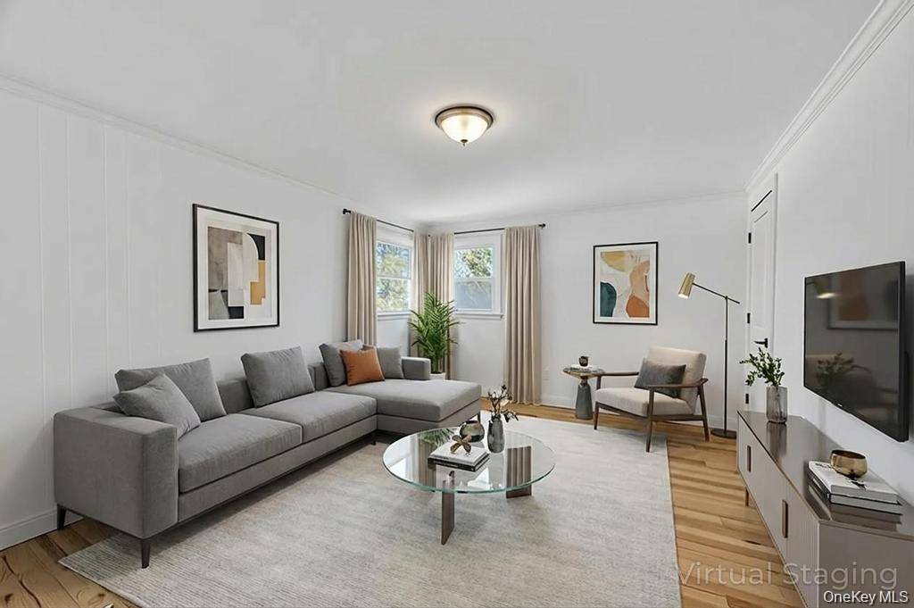 5 Bedroom Home for Sale in New Hyde Park - New York - USA - 7