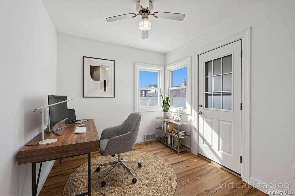 5 Bedroom Home for Sale in New Hyde Park - New York - USA - 8